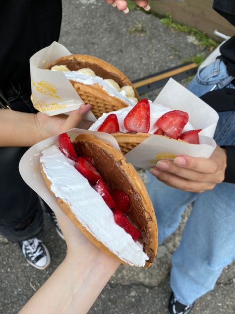 Waffle Aesthetic Korean, Korean Waffle Street Food, Croffle Korea, Korea Dessert, Waffle Aesthetic, Korean Waffle, Waffles Aesthetic, Sweet Waffles, Waffle Shop