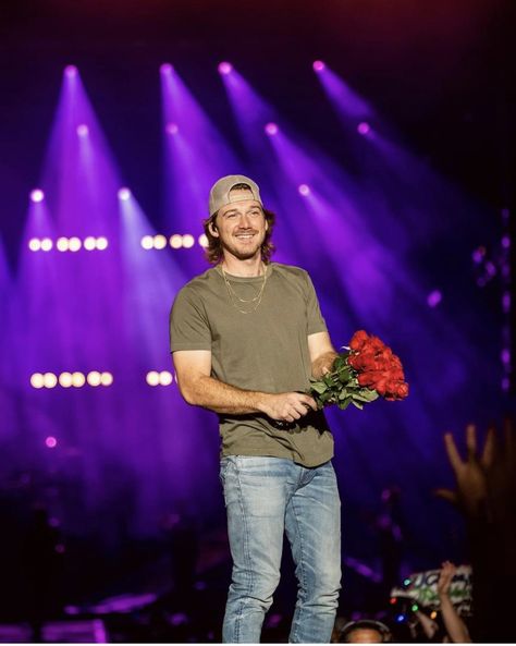 Morgan Wallen With Flowers, Morgan Wallen Song Quotes, Best Country Singers, Morgan Wallen, Cute N Country, Country Men, Country Music Singers, Country Artists