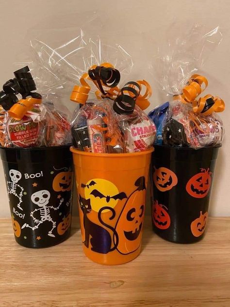 Halloween Goody Bags, Festa Hotel Transylvania, Halloween Treat Baskets, Halloween Classroom Treats, Mini Cheese Balls, Kids Halloween Gifts, Halloween School Treats, Dulces Halloween, Halloween Gift Bags