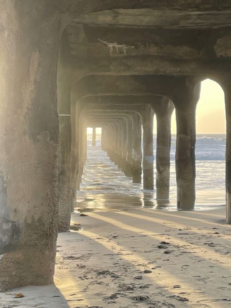 The prettiest pier in LA ❤️ Manhattan Beach, California at sunset (winter/January) Winter Tanning, Lifeguard Aesthetic, Angeles Aesthetic, Winter January, Sunset Winter, Manhattan Beach California, Los Angeles Aesthetic, Sweet California, Manhattan Beach Pier