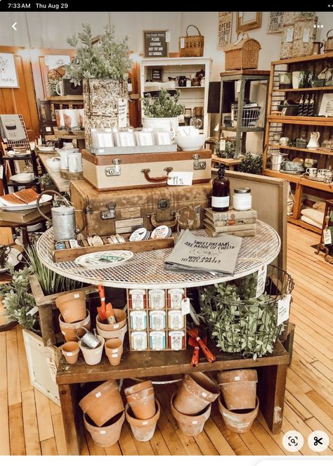 Market Store Design, Storefront Design Boutique, Small Store Display Ideas, Gift Shop Interiors, Gift Shop Displays, Vintage Booth Display, Spring Display, Antique Booth Displays, Vintage Booth