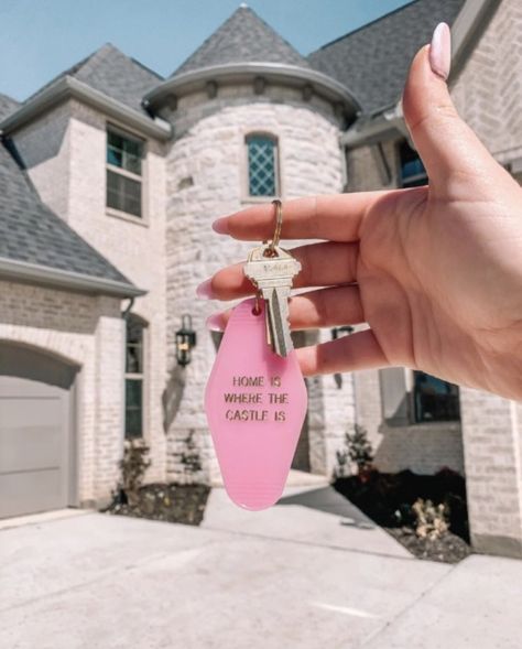 New House Keys Aesthetic, Real Estate Vision Board, Keys Aesthetic, Spoiled Girlfriend, Prayer Vision Board, Vision Board Pics, Life Goals Future, Vision Board Party, Money Vision Board