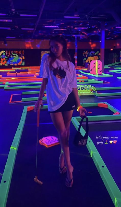 Mini Putt Aesthetic, Crazy Golf Aesthetic, Mini Golfing Aesthetic, Mini Golf Pictures, Mini Golf Photoshoot, Mini Golf Aesthetic, Mini Golf Date, Disco Roller Skating, Goofy Golf