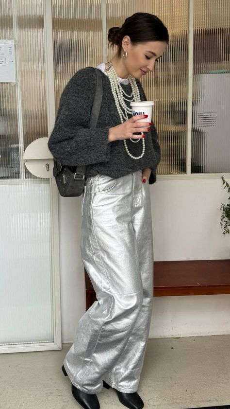 Pearl Jeans Outfit, Gold Pants Outfit, Silver Pants Outfit, Silver Pants, Gold Pants, Going Gray, New Years Eve Outfits, Street Outfit, Business Outfits