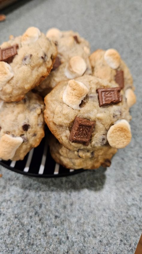 Bake these Campfire Cookies for a real treat Campfire Cookies Recipes, Campfire Cookies, Sweet Potato Biscuits, Watermelon Cake, Roasting Marshmallows, Chocolate Candy Bar, Things I Learned, Holiday Appetizers, Culinary School