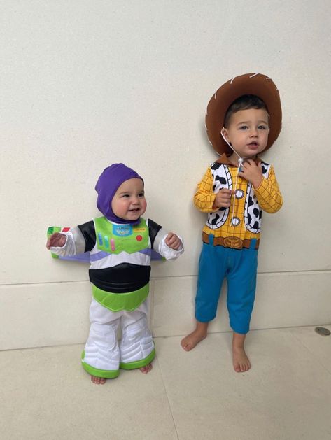 Brother Halloween Costumes, Fantasias Toy Story, Toy Story Slinky, May Baby, Family Costume Ideas, Fish Fam, Twin Halloween, Halloween Costumes For Family, Toy Story Baby