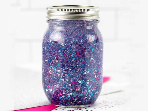 Cómo hacer el frasco de la calma Montessori para las emociones Calming Jars, Glitter Jars Diy, Calm Down Area, Calming Jar, Homemade Glitter, Plastic Jars With Lids, Mindfulness Activity, Glitter Things, Galaxy Jar