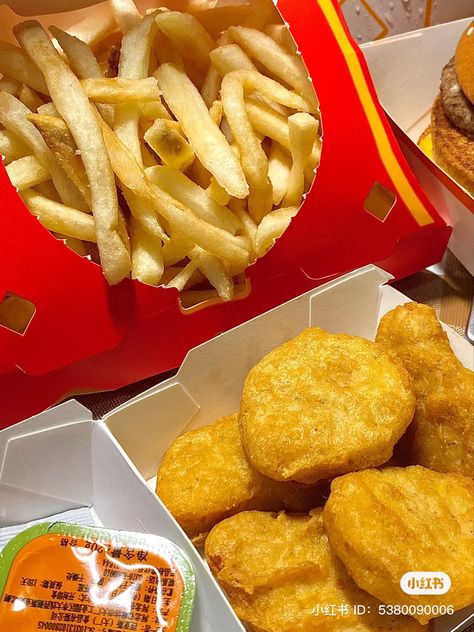 Mcdonalds Chips, Mcdonalds Chicken Nuggets, Chicken Nuggets And Chips, Mcdonalds Nuggets, Mcdonalds Chicken, American Fast Food, Toxic Foods, Sweet And Sour Sauce, Potato Fries