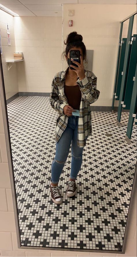 Fits With Brown Converse, Outfits With Brown Converse High Tops, Brown Plaid Flannel Outfit, Outfits With Brown Flannel, Flannel And Converse Outfits, Blue And White Flannel Outfit, Brown Top And Jeans Outfit, Brown Vans Outfit, Converse Low Cut Outfit