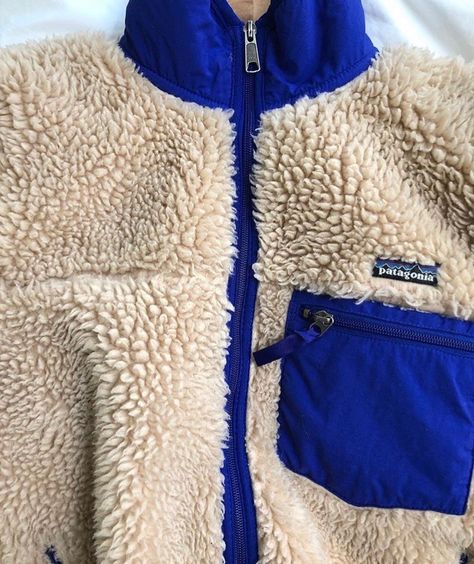 vintage patagonia deep pile alá emily oberg Emily Oberg, Beach Apparel, Everyday Fits, Suga Suga, Winter 22, Future Wardrobe, Vintage Patagonia, Simple Fits, Colour Combo