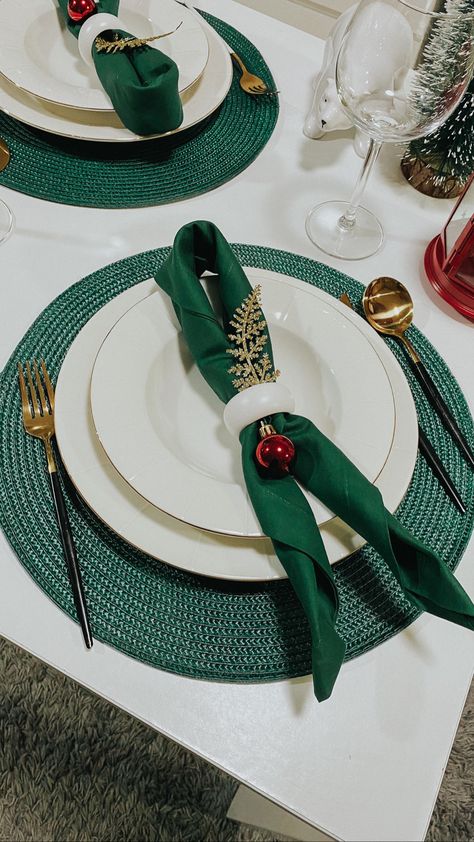 green color christmas or holiday table setup. green and gold for christmas Green And Gold Dinner Table Setting, Red Green And Gold Christmas Table Decor, Green Gold Christmas Table, Christmas Table Settings Green And Gold, Green Christmas Table Decor, Green And Gold Christmas Table, Emerald And Gold Place Setting, Christmas Table Setup, Christmas Green And Gold