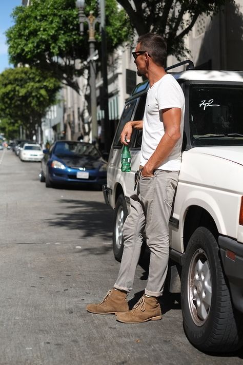 casual simplicity Desert Boots Men Outfit, Desert Boot Outfit, Brown Desert Boots, Mens Vacation Outfits, Dude Style, Boots Men Outfit, Mens Lace Up Boots, Clothes Men, Desert Boot