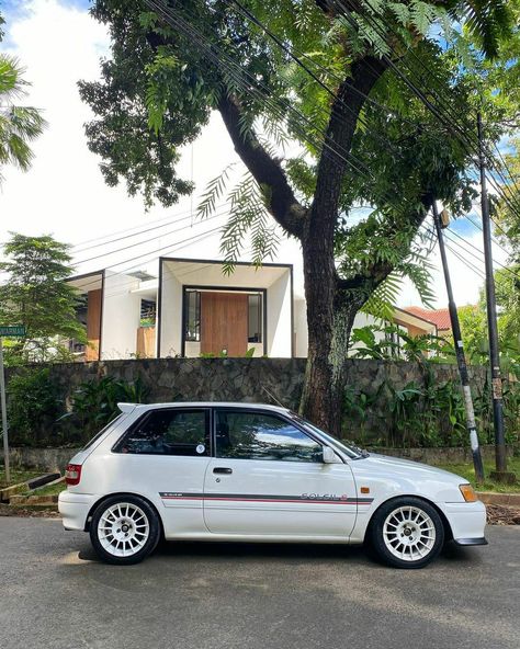 Starlet Toyota, Starlet Glanza, Japan 90s, Toyota Starlet, Stanced Cars, Hatchbacks, Honda City, Car Inspiration, Toyota Trucks