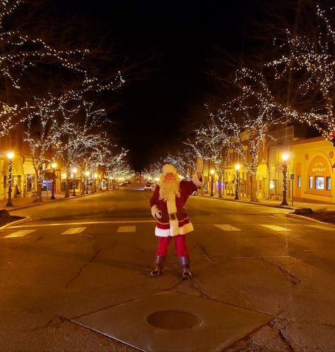 These 7 Small Towns In Iowa Honor Christmas In The Most Magical Way Ottumwa Iowa, Things To Do In Iowa, Christmas Towns, Iowa Travel, Famous Bridges, Retirement Travel, Christmas Lights In Living Room, Lights In Living Room, House Farm