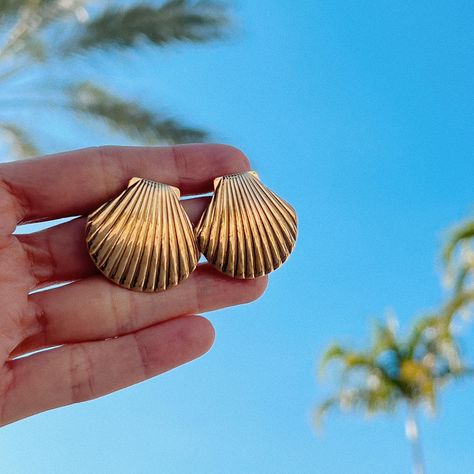 Channel beach vibes and make a statement with our stunning seashell earrings! 🐚✨ Perfect for adding a touch of seaside glamour to your look. Retail Jewelry, Seashell Earrings, Catania, Beach Vibes, Beach Vibe, Sea Shells, Handmade Jewelry, Instagram, Handmade Jewellery