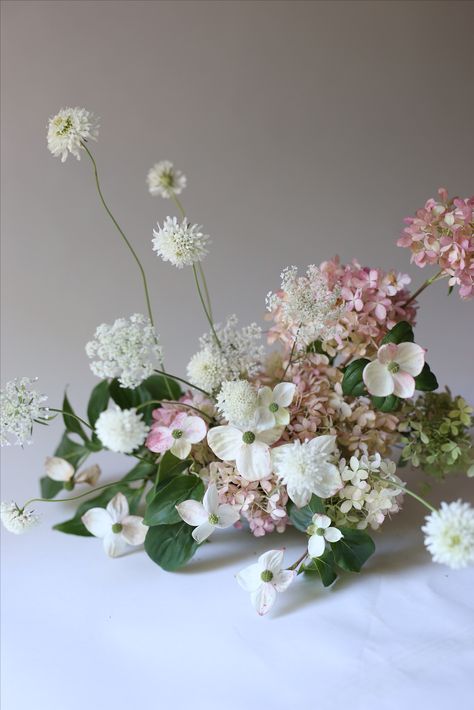 Soft millennial pink and white spring/winter arrangement centerpiece January Flower Arrangements, Pink And White Flower Arrangements, Low Flower Arrangements, Wedding Flowers Lavender, Wedding Flowers Diy, Place Settings Wedding, Beach Wedding Decorations Reception, Lavender Wedding Flowers, Flowers Lavender