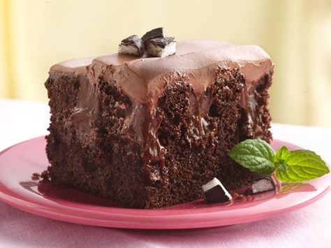 Make a cake that's easy to take and share. Pockets of creamy pudding and melt-in-your-mouth peppermint candies are the memories you'll make. Milk Chocolate Frosting, Poke Cake Recipes, Special Cakes, Poke Cakes, Chocolate Fudge Cake, Chocolate Sponge, Fudge Cake, Poke Cake, Chocolate Peppermint