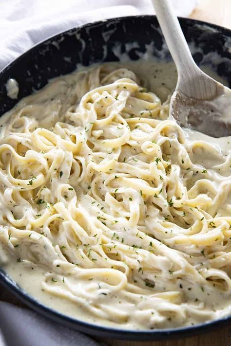 Best Homemade Alfredo Sauce - The Salty Marshmallow Salty Marshmallow, Make Alfredo Sauce, Pasta Recipes Alfredo, Chicken Alfredo Recipes, Chicken Alfredo Pasta, Homemade Alfredo, Alfredo Sauce Recipe, Homemade Alfredo Sauce, Alfredo Recipe