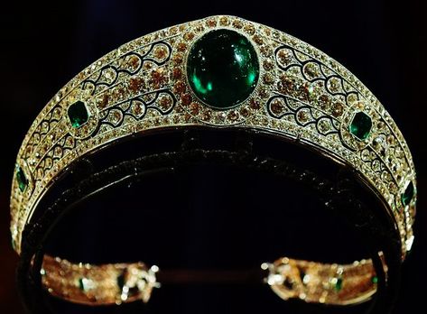 Between Crowns and Tiaras Greville Emerald Kokoshnik Tiara, Jade Tiara, Emerald Kokoshnik Tiara, Kokoshnik Tiara, Emerald Crown, Crowns And Tiaras, Royal Tiaras, Tiara, Jade