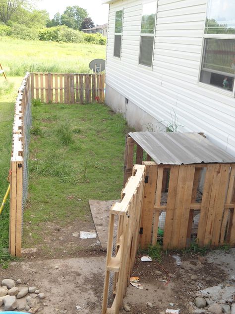 smart use of pallets for animal shelter and fence Duck Shelter, Diy Duck House, Duck House Diy, Duck Enclosure, Duck House Plans, Duck Pens, Backyard Ducks, Duck Coop, Pet Ducks