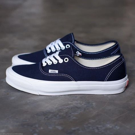 VANS VAULT OG AUTHENTIC LX NAVY Old School Outfits, Vans Shoes Fashion, Tennis Vans, Vans Old School, Vans Vault, Classy Outfits Men, Kicks Shoes, Cool Vans, Mens Casual Dress Outfits