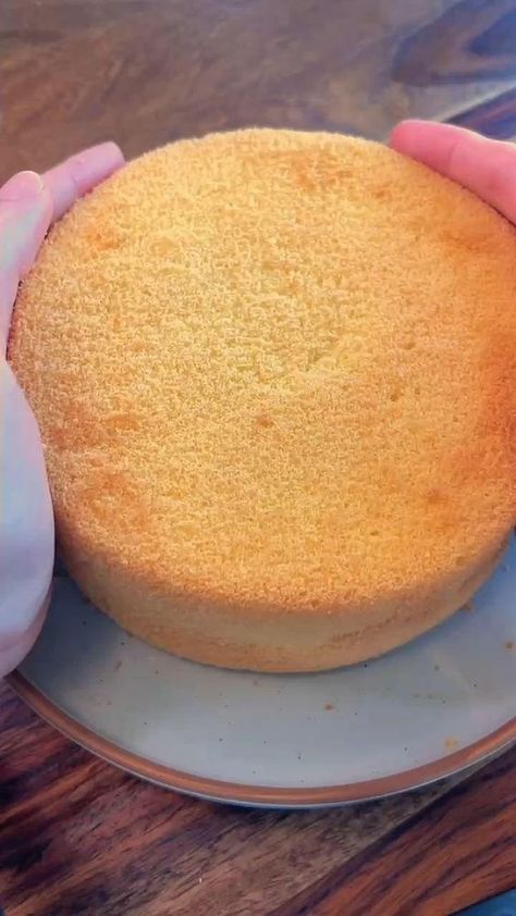 Although most recipes only show you the back side of their chiffon cakes, my recipe teaches you how to make a airy and soft chiffon cake that has a perfect looking on BOTH SIDES! By following this easy foolproof recipe, everyone can say goodbye to deflating, cracking, or burnt chiffon cakes. 2022 Dump, Sushi Rolling, Mapo Tofu, Sweet Dishes Recipes, Seni Dan Kraf, Dump Cake Recipes, Easy Baking Recipes Desserts, Tasty Baking, Dump Cake