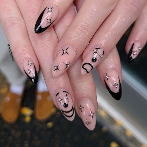 Black And White Clown Nails, Circus Nails Designs, Clown Nail Art, Saw Nails, Clown Nails, Circus Nails, Black Nail Art Designs, Clear Glitter Nails, Rave Nails