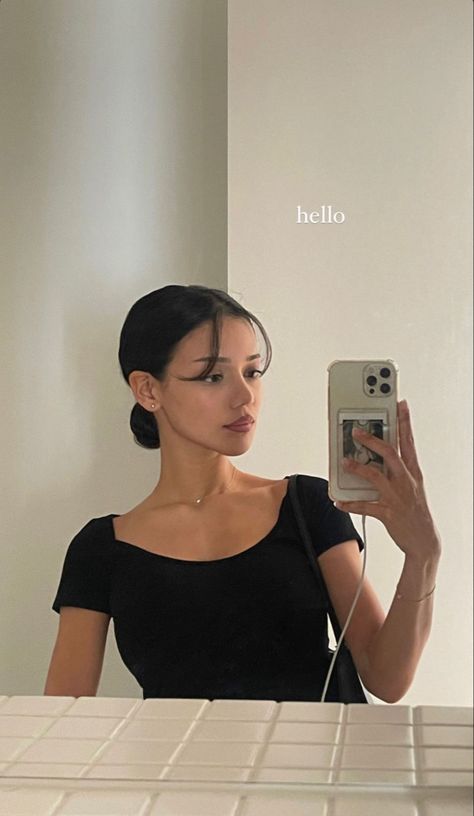 Dina Denoire Mirror Selfie, Deer Beauty, Greta Falcone, Dina Denoire, Stella Alonso, Board Manifestation, Boho Sandals, Cute Makeup Looks, Dream Hair