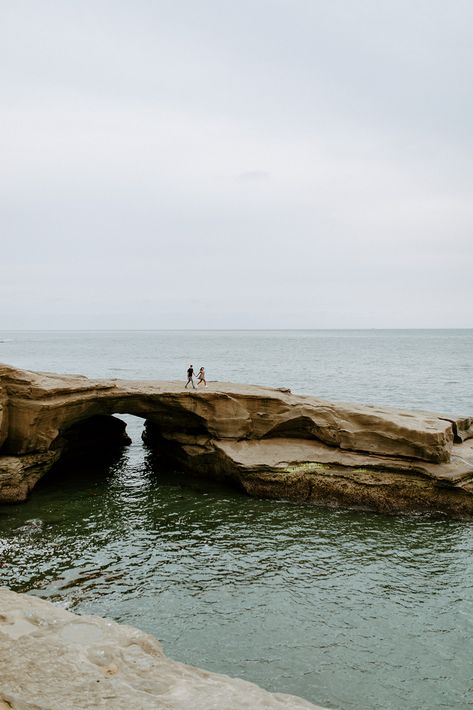 Couple photos at sunset cliffs in san diego San Diego Beach Photoshoot, Sunset Cliff Engagement Photos, Sunset Cliffs Couple Photos, Sunset Cliffs Engagement Photos, San Diego Photoshoot, San Diego Bucket List, San Diego Engagement Photos, Story Settings, Sunset Cliffs San Diego