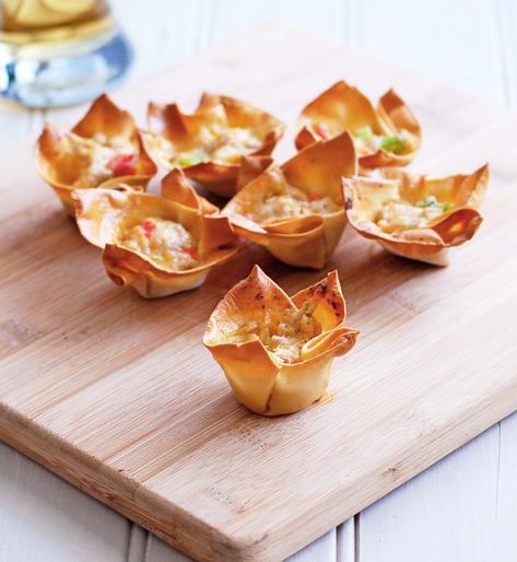 Wonton Wrappers bites - Wonton's with a cheesy sausage filling. Won Ton Wrappers, Crab Wontons, Gameday Food, Wedding Shower Food, Wonton Wrapper Recipes, Desserts Drinks, Wonton Cups, Won Ton, Wonton Wrappers