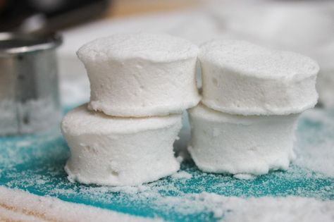 Simple Old-Fashioned Marshmallows (Corn Syrup Free)   Honey makes them taste weird....don't use honey. Homemade Marshmallow Recipe, Marshmallow Recipe, How To Make Marshmallows, Recipes With Marshmallows, Homemade Marshmallows, Corn Syrup, Marshmallows, Vanilla Bean, Eating Well