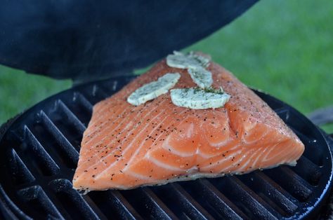 Salmon on Big Green Egg Big Green Egg Brisket, Green Egg Ribs, Kamado Grill Recipes, Green Egg Bbq, Big Green Egg Grill, Green Egg Grill, Vegetarian Grilling, Big Green Egg Recipes, The Big Green Egg