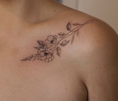 Daffodil Collar Bone Tattoo, Daffodil Collarbone Tattoo, Fl Tattoo, Tato Simple, Flower Outline Tattoo, Tiger Lily Tattoo, Tiger Lily Tattoos, March Flower, Flower Daffodil