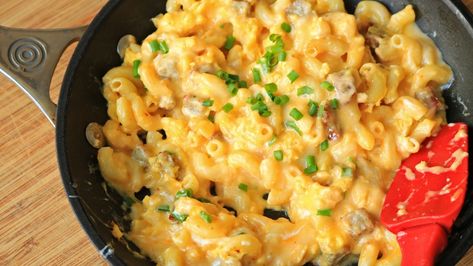 Try This Breakfast Mac and Cheese | Lifehacker Thanksgiving Mac And Cheese, Chicken Crust Pizza, Cashew Sauce, Hot Christmas, Easy Ham, Egg Dishes, Mac N Cheese Recipe, Egg Dish, Christmas Breakfast