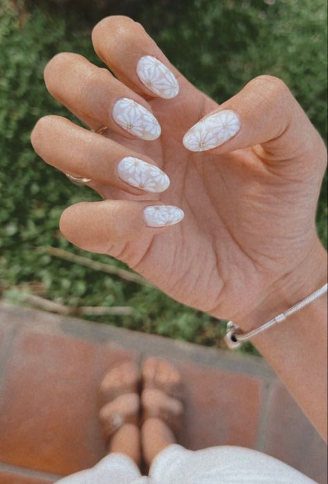 White Ombre Nails With Flowers, White Nails With Daisy Design, Nail Art Daisies, Daisy Accent Nails, White Daisy Nail Art, Daisy Pedicure, Milky White Nails With Flowers, White Nails With Flower Design, White Daisy Nails