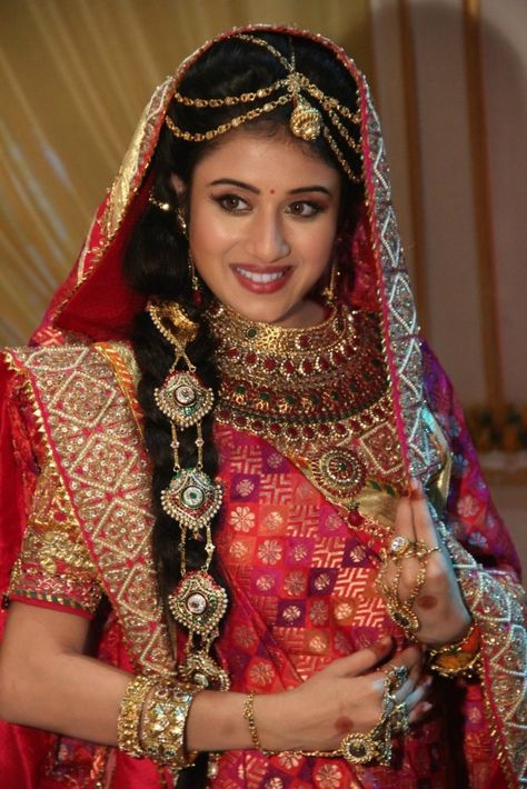 Kumaoni Bride, Divyanka Tripathi Saree, Wedding Party Dress Guest, Paridhi Sharma, Rajasthani Dress, Jodha Akbar, Bridal Lehenga Collection, Indian Tv Actress, Indian Brides