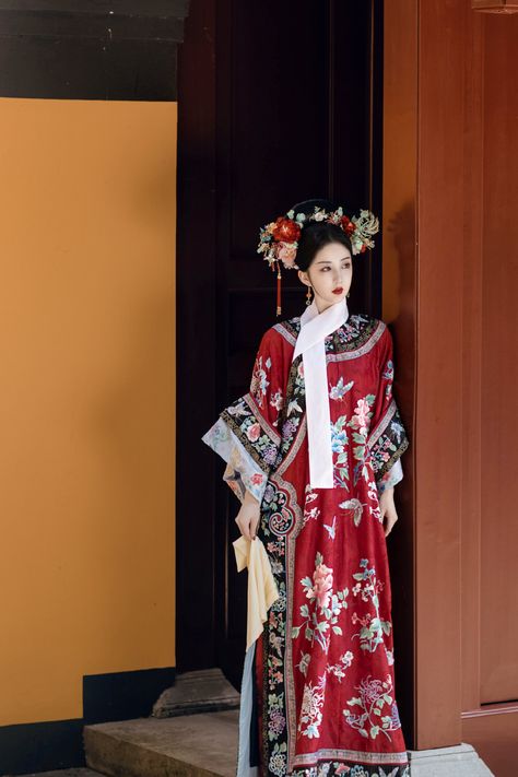 Qing Dynasty Clothing, Empresses In The Palace, Asian Traditional Clothes, Dynasty Outfits, Han Dynasty, Traditional Chinese Dress, China Dress, Chinese Dress, Qing Dynasty