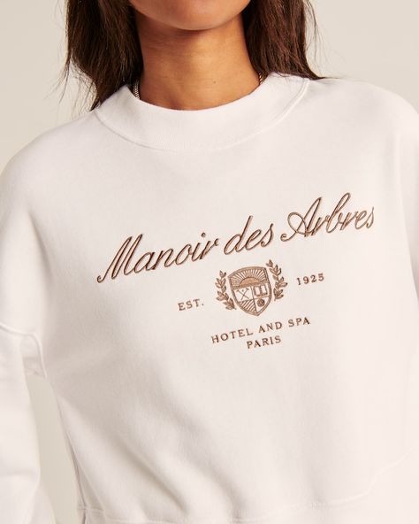 Old Money Sweatshirt, Spring Styling, Outfit Ideas Spring, Faith Based Clothing, Atlanta Fashion, Spring Outfit Ideas, Women Sweatshirts, Shirt Design Inspiration, College Style