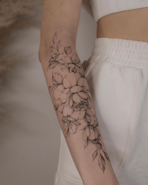 Minimalist Floral Tattoo, Bicep Tattoo Women, Rose Tattoo On Arm, Forearm Flower Tattoo, Inner Bicep Tattoo, Special Tattoos, Forarm Tattoos, Flower Tattoo Shoulder, Floral Tattoo Sleeve