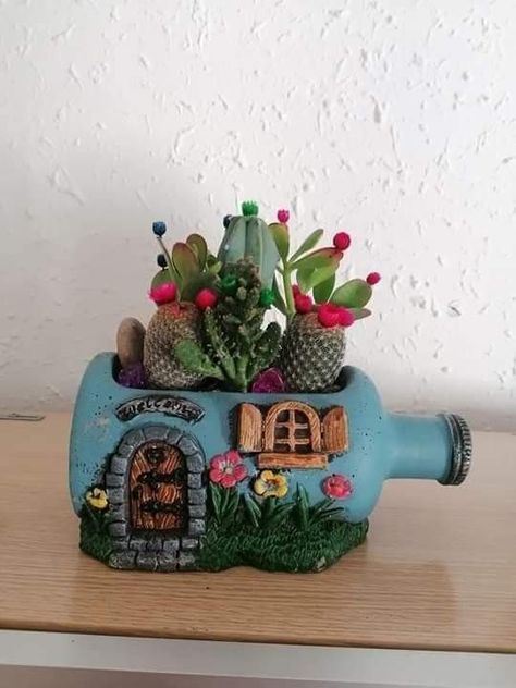 Plastic Bottle Art, نباتات منزلية, Painted Pots Diy, Fairy Garden Designs, Fairy Garden Crafts, Glass Bottles Art, Diy Jar Crafts, Wine Bottle Diy Crafts, Diy Bottle Crafts