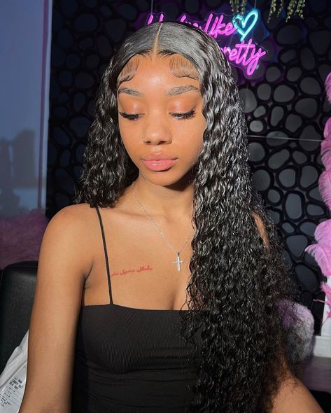 Middle Part Edges, Middle Part Curls, Wavy Weave Hairstyles, Frontal Wig Hairstyles, Birthday Hairstyles, Cute Curly Hairstyles, Quick Weave Hairstyles, Braided Cornrow Hairstyles, Birthday Special