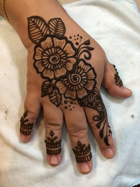 Mehedi Design For Baby, Mehndi Design For Babies, Normal Henna Designs, Mehendi Designs For Baby Hands, Baby Mendhi Designs Easy, Baby Mehendi Designs Hands, Mahndi Desain Simple, Henna Kids Design, Baby Henna Design