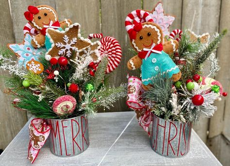 Gingerbread Centerpiece Ideas, Winter Wreaths After Christmas, Xmas Arrangements, Gingerbread Sleigh, Christmas Buckets, Gingerbread Wreaths, Gingerbread Centerpiece, Sleigh Decor, Centerpiece Christmas Decor