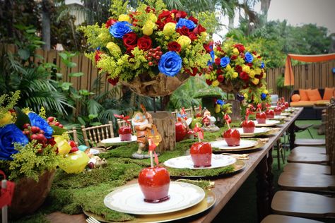 Table setting for Snow White themed birthday party. Your guest will love these delicious candy apples. Snow Themed Table Decorations, Snow White 15 Birthday Party, Snow White Table Decor, Snow White Table Decorations, Snow White Quinceanera Theme, Snow White Centerpiece Ideas, Snow White Themed Birthday Party, White Themed Birthday Party, Snow White Wedding Theme