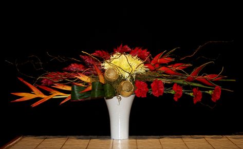 flower arranging styles | FloralSchool.com: HOWTOs Horizontal Flower Arrangement, Geometry Projects, Picture Arrangements, Floral Design Classes, Floristry Design, Crystal Bouquet, Church Flower Arrangements, Flower Table, Creative Flower Arrangements