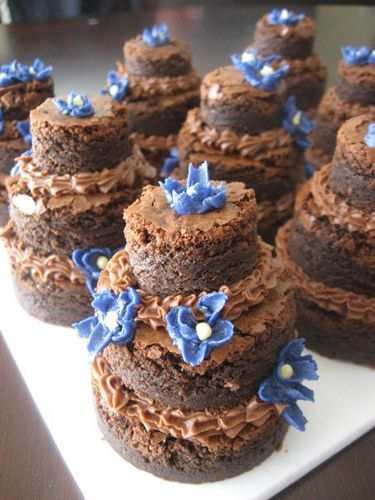 Tiered Brownie Wedding Cakes by TheTopping, via Flickr Brownie Wedding Favors, Brownie Wedding Cakes, Brownie Layer Cake, Brownie Pops, Mini Brownies, Decadent Food, Wedding Cake Alternatives, Classic Wedding Cake, Wedding Cakes With Cupcakes