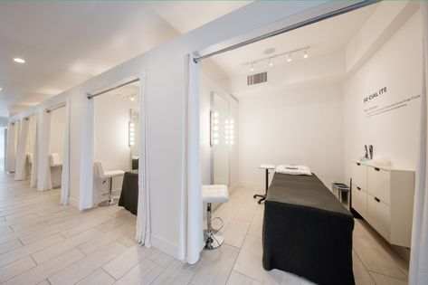 Lash Decor Rooms, Suite Rental Salon, Lash Salon Layout, Medspa Bathroom Ideas, Open Concept Lash Studio, Lash Salon Decor, Lash Salon Interior Design, Salon Decor Studio, Massage Room Design