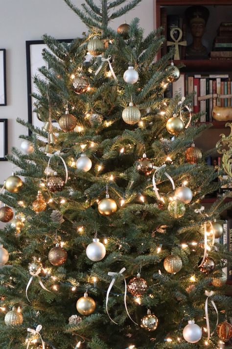 Christmas tree inspo | christmas tree decor | christmas tree bows | ornaments and bows | bronze | gold | brown | ivory | elegant Christmas Tree Bronze And Gold, Red And Bronze Christmas Tree, Christmas Tree With Brown Ornaments, Brown Gold Christmas Tree, Gold And Bronze Christmas Tree, Brown And Gold Christmas Tree, Bronze Christmas Tree, Tree Bows, Christmas Tree Inspo