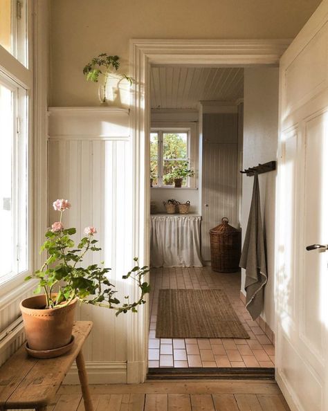 my scandinavian home: Sanne's Cosy Country Home with Vintage & Antique Finds Visual Style, Antique Finds, Entry Way, Country Home, Scandinavian Home, Cottage Homes, House Inspo, Dream Home Design, Home Fashion