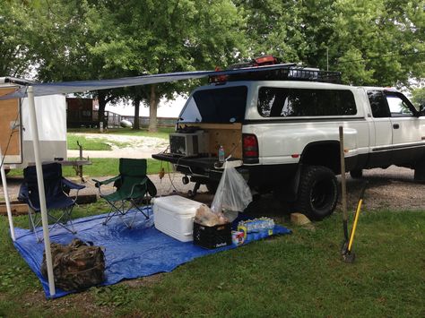 Truck camping. Air conditioner and queen size air mattress inside. Truck Camping Ideas, Tundra Overland, Camping Air Conditioner, Truck Bed Date, Wfh Setup, Truck Topper, Camping Truck, Truck Living, Camping Activities For Kids